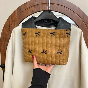 Braune gesteppte Handtasche mit schwarzen Schleifendetails und vertikalen Nähten