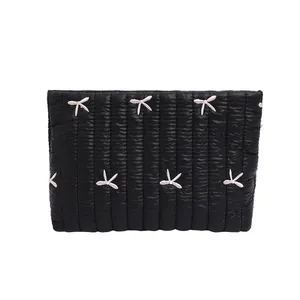 Minimalistische schwarze gesteppte Clutch mit rosa Schleifen für Kosmetik und Reise