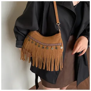Sac à bandoulière en daim marron avec franges et détails métalliques vintage bohèmes