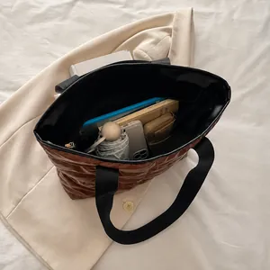Aperçu de la capacité du sac fourre-tout matelassé contenant parapluie et livres