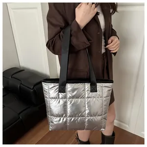 Detalle del bolso tote plateado acolchado con diseño de cuadros grandes cosidos