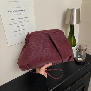 Sac nuage plissé bordeaux rétro à motif léopard avec fine bandoulière pour femme