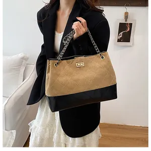 Détail du sac cabas kaki et noir avec texture matelassée et fermoir rotatif doré