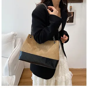 Vue détaillée du grand sac cabas montrant la texture matelassée bicolore noir et camel