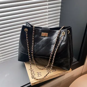 Grand Sac Fourre-tout pour Femme Vintage Matelassé en Cuir PU Sac à Bandoulière Épissage Avec Chaîne et Fermoir à Tourniquet