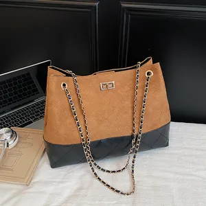 Grand sac cabas bicolore en daim marron et cuir matelassé avec bandoulière chaîne
