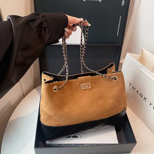 Cabas matelassé en daim marron et cuir noir avec chaîne dorée et fermoir rotatif