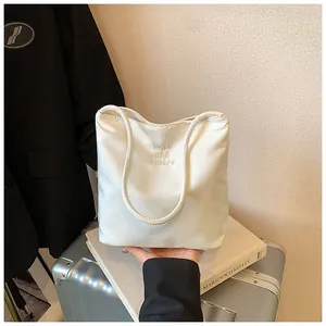 Detail der weißen Nylon-Schultertasche mit Hope and Future Stickerei auf glattem Stoff