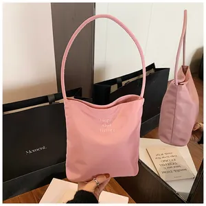 Detail der rosa Stoff-Tote-Bag mit Hope and Future Stickerei und schmalem Schultergurt