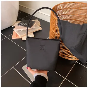 Detail der minimalistischen schwarzen Beuteltasche mit Hope and future Prägung