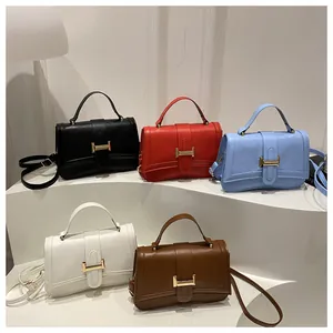 Colección de bolsos bandolera acolchados en cinco colores con hebillas doradas de lujo