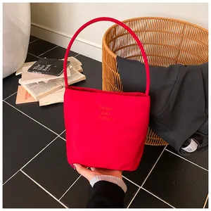 Detailaufnahme der roten Canvas-Tasche mit Hope and future-Aufdruck auf dunklem Hintergrund