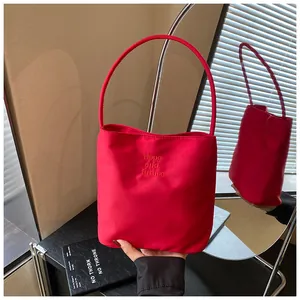 Detail einer roten Stofftasche mit Hope and future Stickerei und elegantem Griff