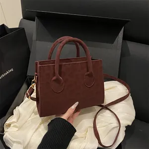 Elegante burgunderrote Umhängetasche mit Leopardenmuster auf edler Geschenkbox