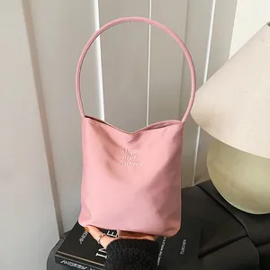 Rosa Schultertasche aus Segeltuch mit Hope and Future Stickerei und langen Henkeln