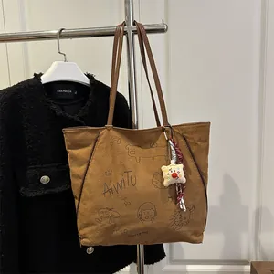 Καφέ μεγάλη τσάντα tote με γκράφιτι κινουμένων σχεδίων και κίτρινο αστέρι μενταγιόν
