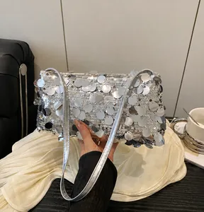 Primer plano de lentejuelas plateadas brillantes en un bolso de hombro con diseño moderno