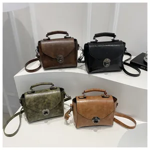 Collectie retro schoudertassen in meerdere kleuren op witte displaystandaards