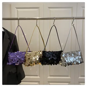 Reihe glitzernder Pailletten-Achseltaschen in Lila, Gold, Schwarz und Silber am Bügel