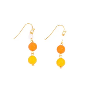 Élégantes boucles d'oreilles en titane doré avec perles orange et jaunes et perle d'eau douce
