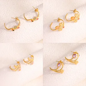 Lot de quatre boucles d'oreilles C en acier inoxydable doré 18 carats et gemmes colorées