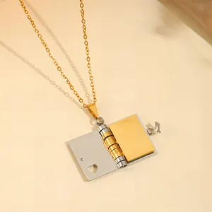 Collier en acier titane avec pendentif médaillon lettre d'amour cœur ouvrant