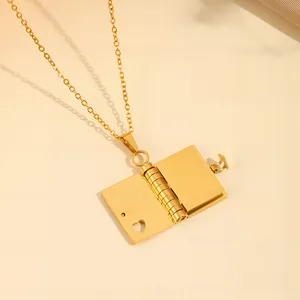 Collier enveloppe en acier inoxydable doré avec pendentif livre et détail cœur ajouré