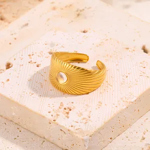 Λήψη macro δαχτυλιδιού από ανοξείδωτο ατσάλι 18k με ακτινωτή υφή και πέτρα οπάλιο