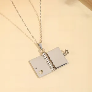 Vue détaillée d'un pendentif en forme de lettre en argent avec cœur ajouré et anneaux reliés