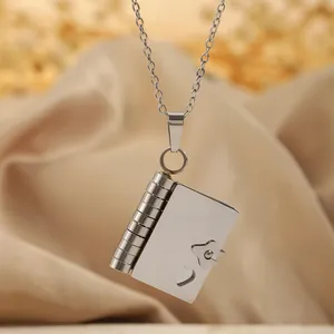 Gros plan détaillé du pendentif enveloppe en argent avec découpes en forme de cœur