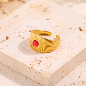 Λεπτομέρεια δαχτυλιδιού από χάλυβα 18k με κόκκινη πέτρα και σχέδιο ηλιαχτίδας