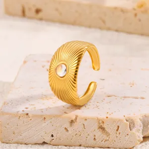 Λήψη macro από επιχρυσωμένο δαχτυλίδι 18k με υφή ηλιαχτίδας και κεντρική πέτρα οπάλιο