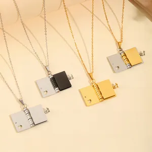 Pendentif médaillon livre en acier titane poli disponible en quatre combinaisons de couleurs