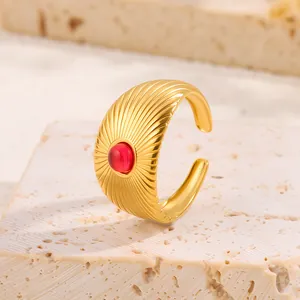Λεπτομέρεια δαχτυλιδιού από ατσάλι 18k με κόκκινη πέτρα και ακτινωτή υφή
