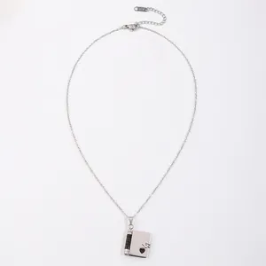 Détail du collier avec pendentif enveloppe en argent et découpe en forme de cœur