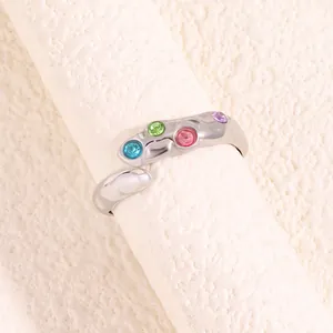 Vue macro d'une bague ajustable argentée style lave avec quatre pierres colorées
