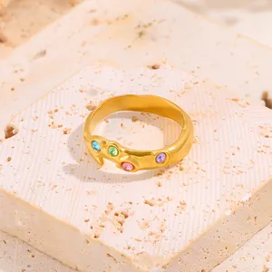 Bague irrégulière en acier titane avec gemmes colorées sur anneau doré mat