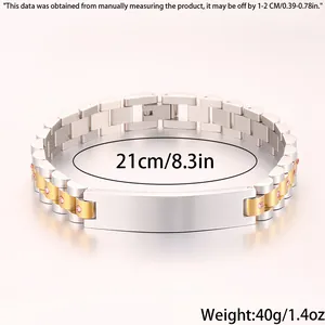 Detalle de pulsera bicolor de acero con gemas rosas y barra plana de metal para grabar