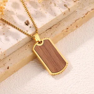 Dettaglio della collana piastrina militare dorata con inserto in legno scuro pregiato