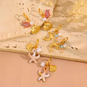Goldene Ohrringe mit Meeresmotiven wie Emaille-Fisch, Delfin und Seestern mit Perlen