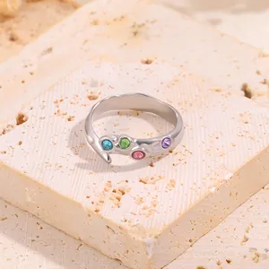 Détail d'une bague vague en acier inoxydable argenté avec quatre gemmes colorées