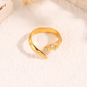 Vue détaillée de la bague irrégulière en acier titane doré avec accents de zircon brillant