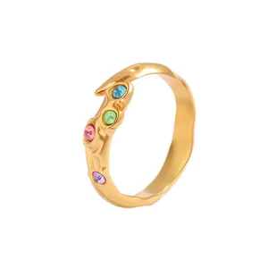 Bague minimaliste en acier titane doré avec texture lave et cristaux multicolores
