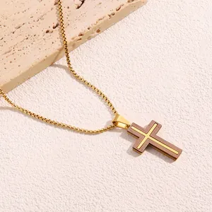 Collana da uomo in acciaio al titanio con ciondolo a croce in legno e catena d'oro