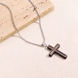 Dettaglio della collana in acciaio inossidabile con ciondolo a doppia croce nera industriale
