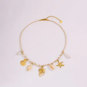 Detail van de gevlochten touwketting met zeesterren, schildpadden en zeeschelpen