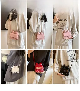 Mini sac bandoulière avec nœud 3D et pois, présenté sur modèles en six angles