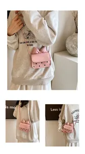 Détail du nœud rose et du motif à pois noirs sur le mini sac à bandoulière carré chic