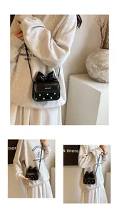 Détail du mini sac bandoulière noir avec nœud et pois blancs en similicuir brillant