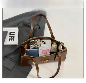 Innenansicht der dunkelbraunen Ledertasche mit Platz für Handy, Geldbörse und Kosmetik